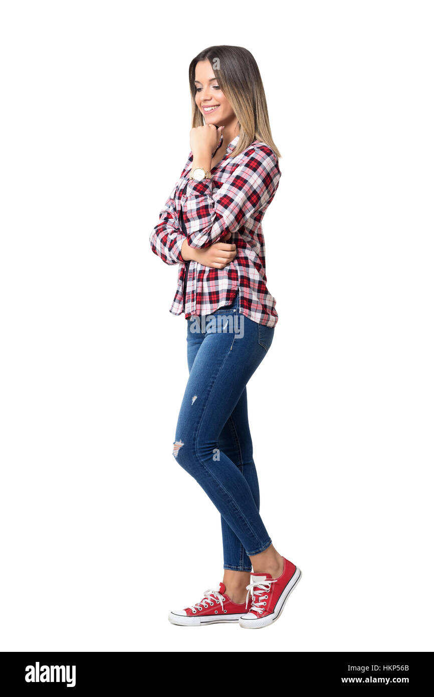 Hermosa mujer Street Style con jeans, camisa de cuadros escoceses y  sneakers sonriendo. Longitud de cuerpo completo retrato aislado sobre blanco  Fotografía de stock - Alamy