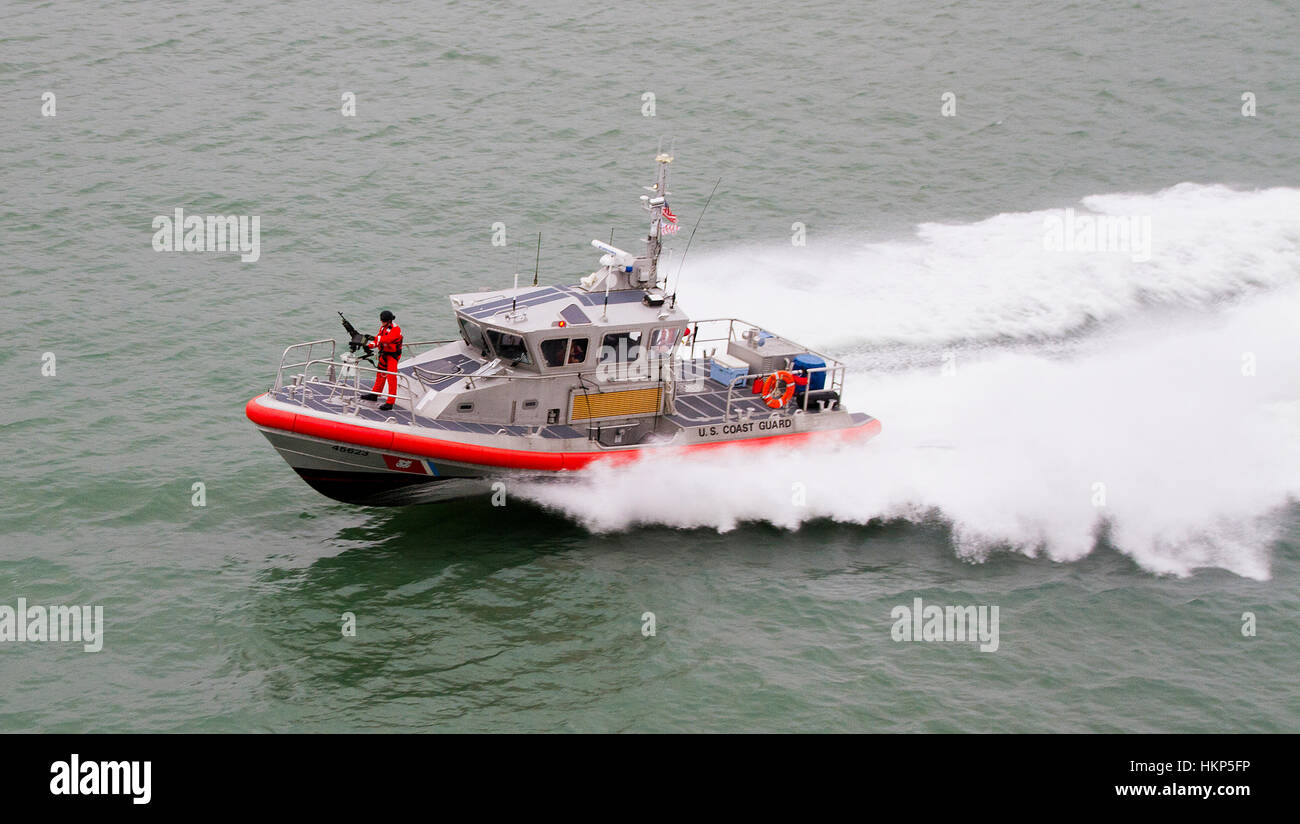 Toma aérea de la Guardia Costera de los Estados Unidos 25 pies barco clase Defender en el plano ejecutando a través del Puerto Cañaveral Foto de stock