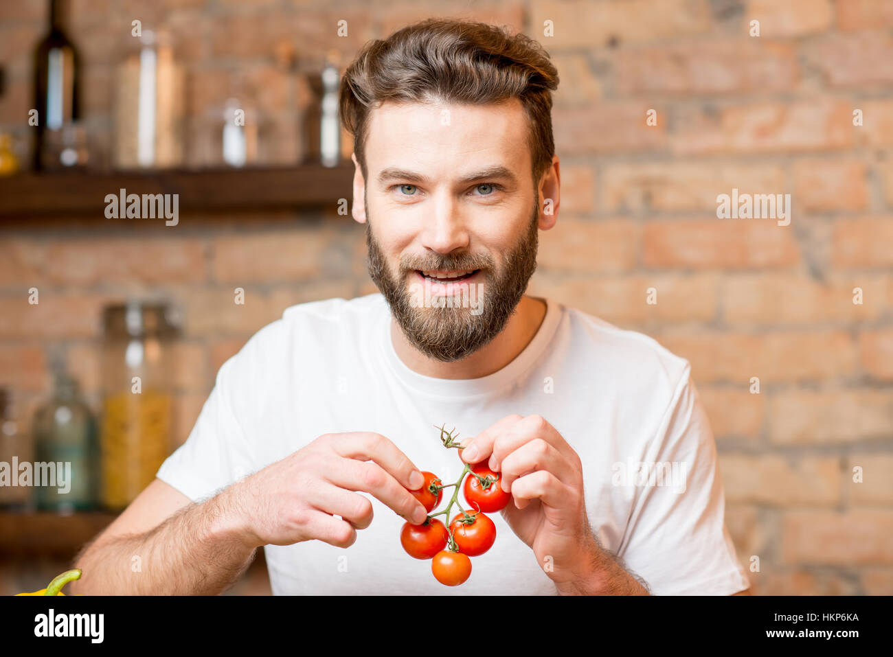 Hombre haciendo ensalada Foto de stock