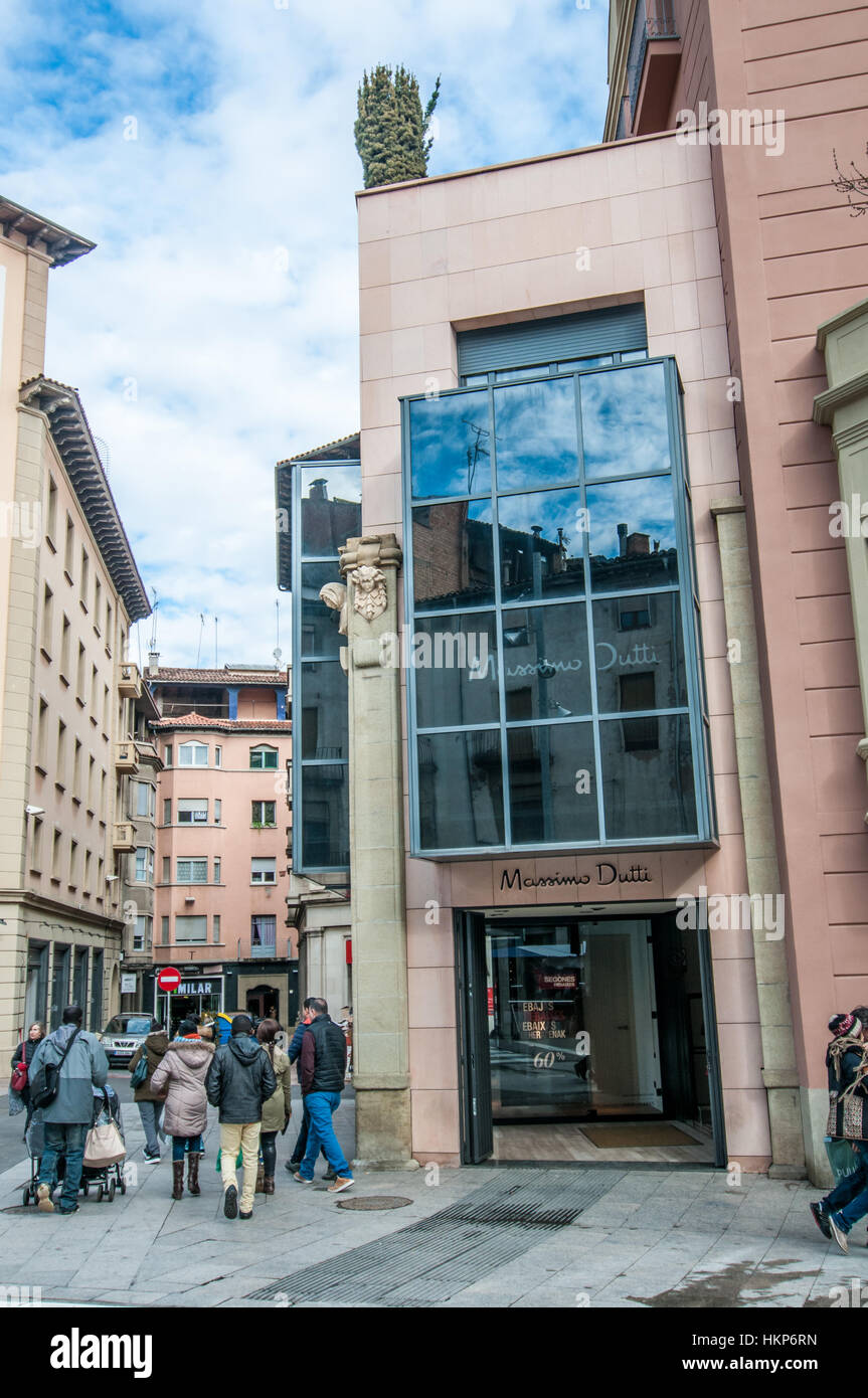 La tienda de Massimo Dutti y gente caminando, Vic, Barcelona, Cataluña  Fotografía de stock - Alamy