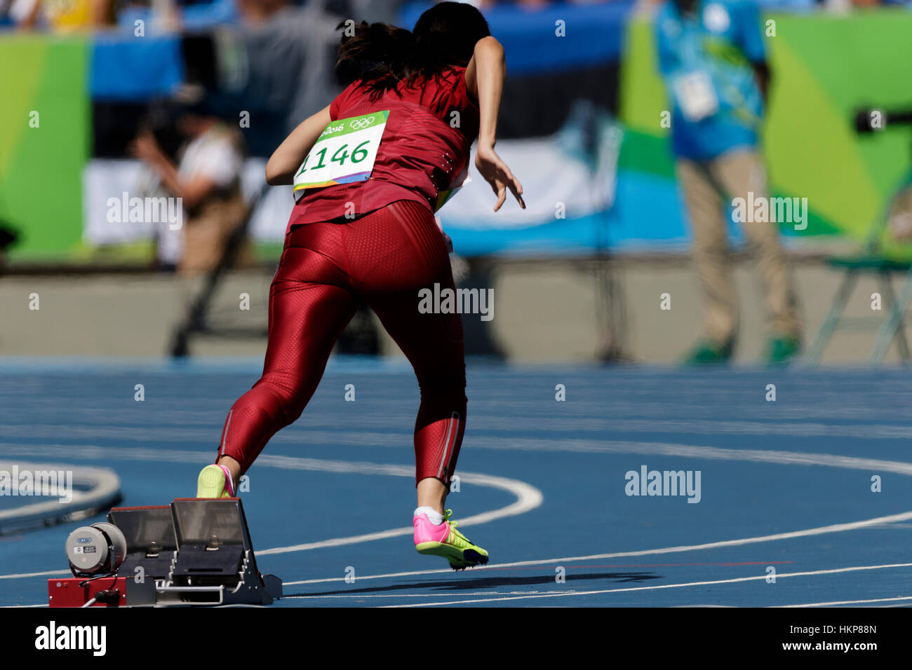 Río de Janeiro, Brasil. 13 de agosto de 2016. El atletismo, la mujer a partir 400m calienta en el 2016 Juegos Olímpicos de Verano. ©Paul J. Sutton/PCN Fotografía. Foto de stock