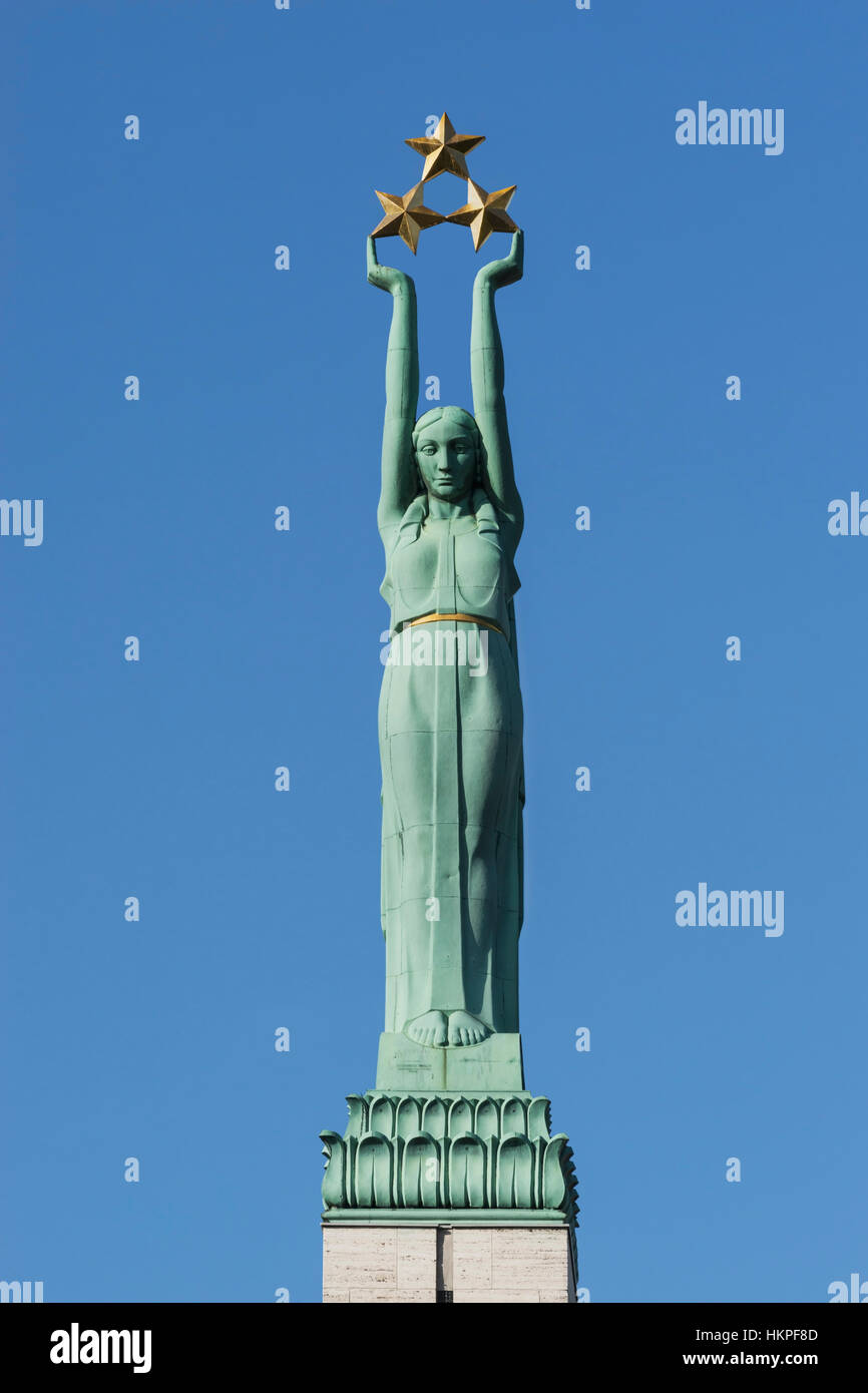 El monumento a la libertad es el símbolo de la soberanía nacional de Letonia, situado en Riga, Países Bálticos, Europa Foto de stock