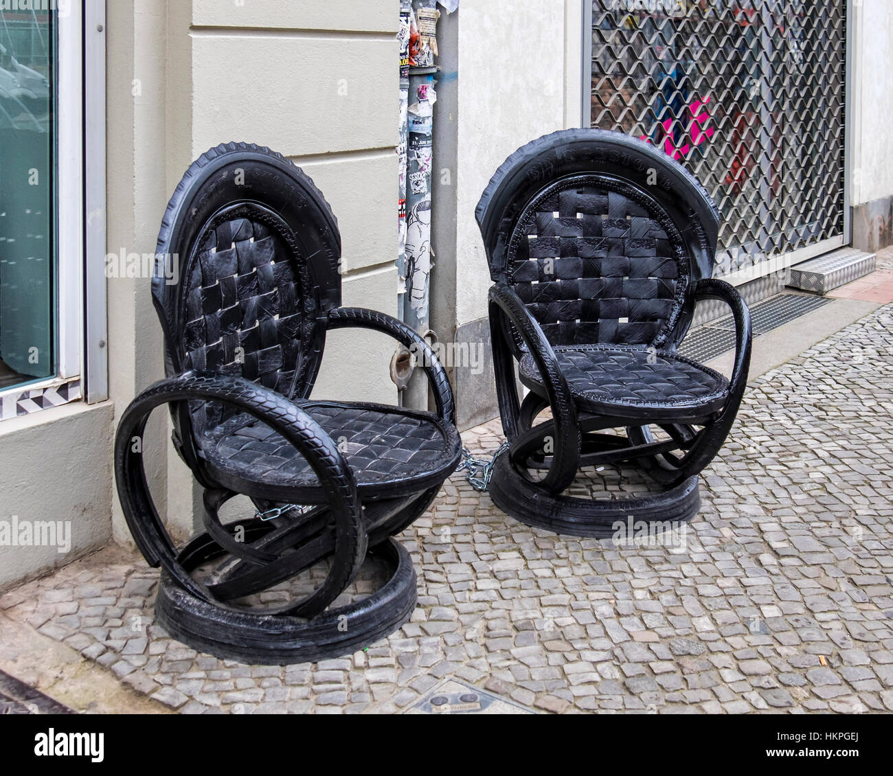 Berlin Prenzlauer Berg,Kastanienallee. Las sillas de reciclado de neumáticos  viejos Fotografía de stock - Alamy