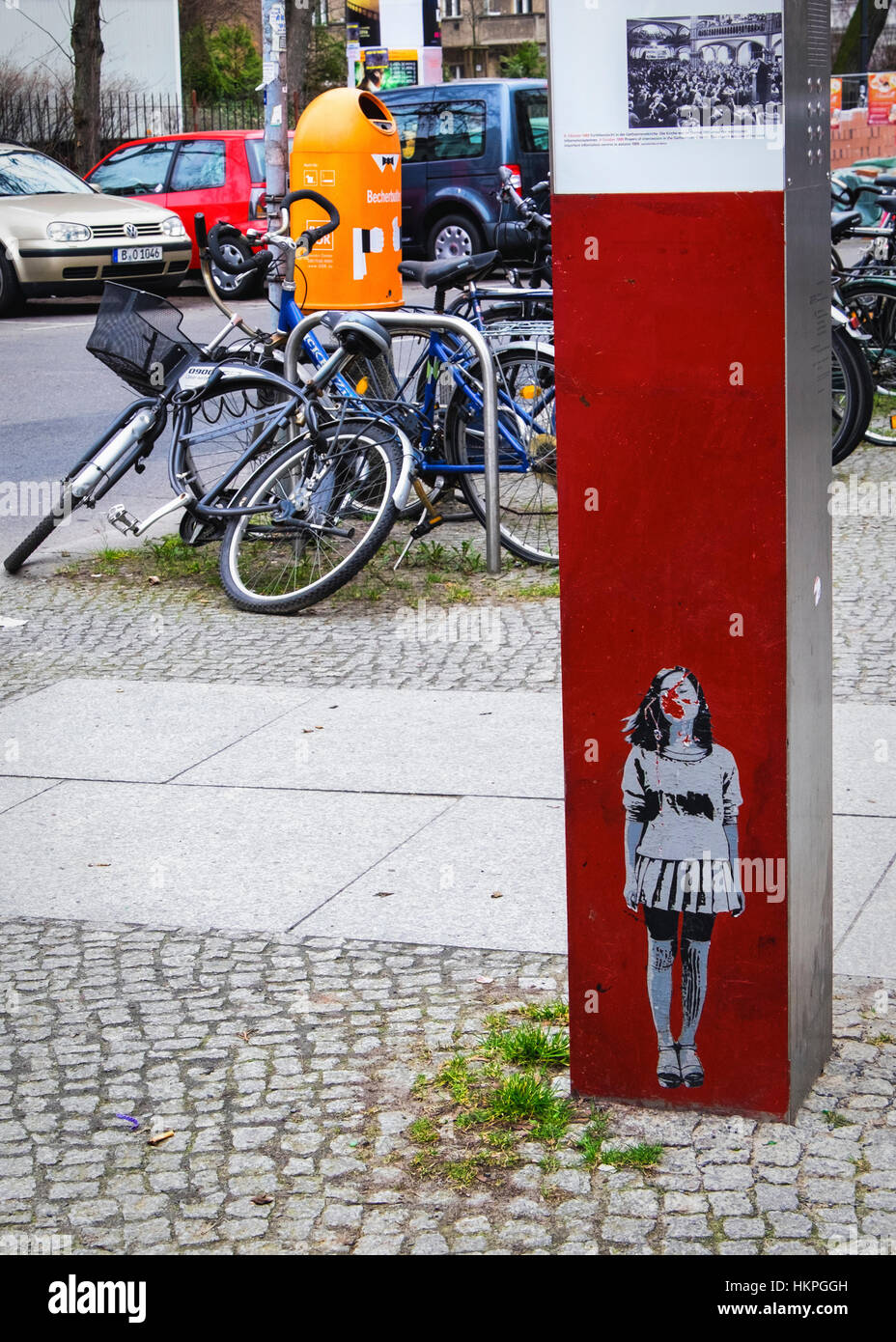 De Berlín, Prenzlauer Berg, Street View con información histórica Revolución Friedliche post & graffiti Foto de stock
