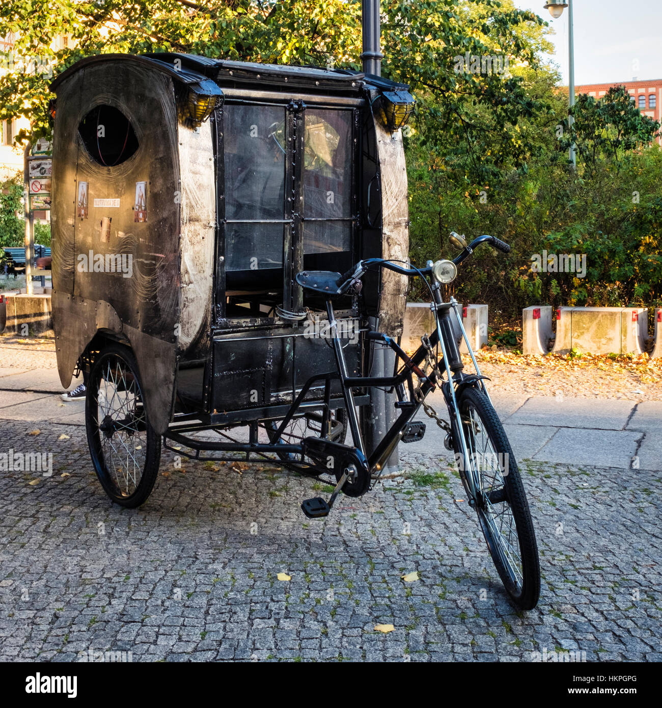 Tres ruedas carro cubierto tipo triciclo con compartimento para el  transporte de pasajeros Fotografía de stock - Alamy
