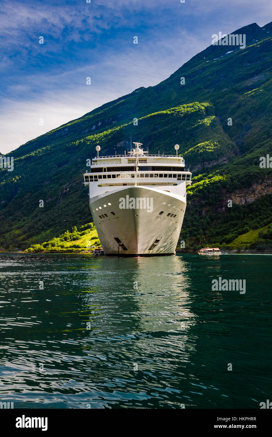 Crucero, Crucero en el fiordo de Geiranger, Noruega. Turismo y viajes de vacaciones. Foto de stock