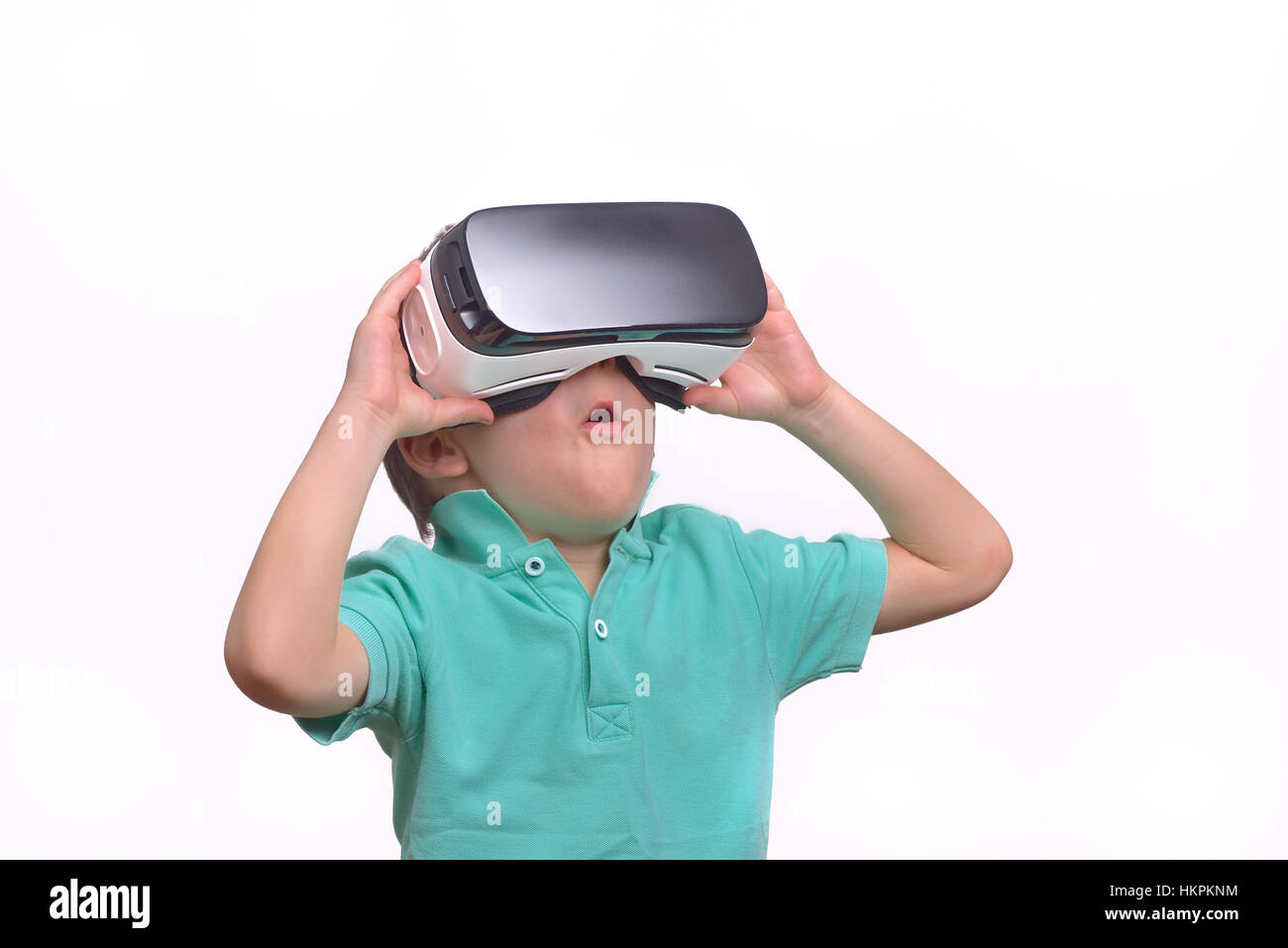 Sorprendido jovencito llevaba gafas de realidad virtual para ver películas  o jugar juegos de video, aislado en blanco. Sorprendido adolescente busca  en VR gafas Fotografía de stock - Alamy