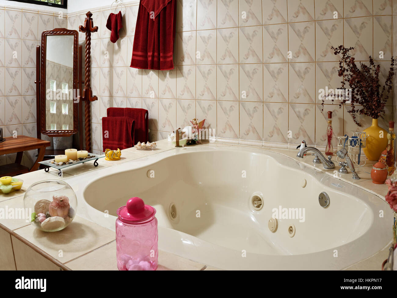 El interior del apartamento de lujo, un cómodo baño con jacuzzi Fotografía  de stock - Alamy