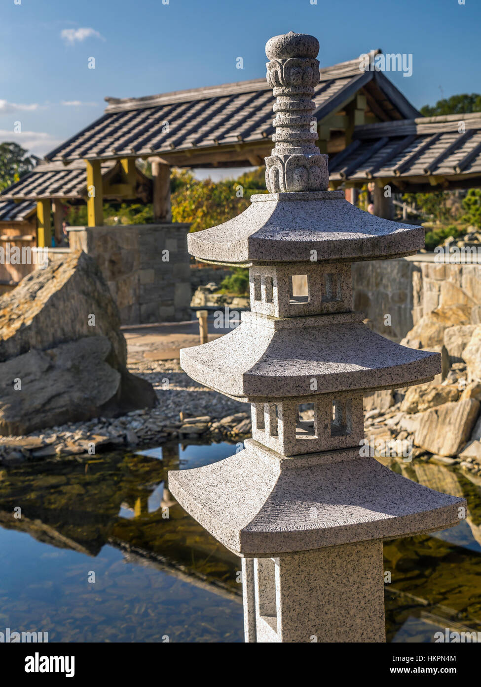 Típico jardín japonés con pequeño santuario Foto de stock