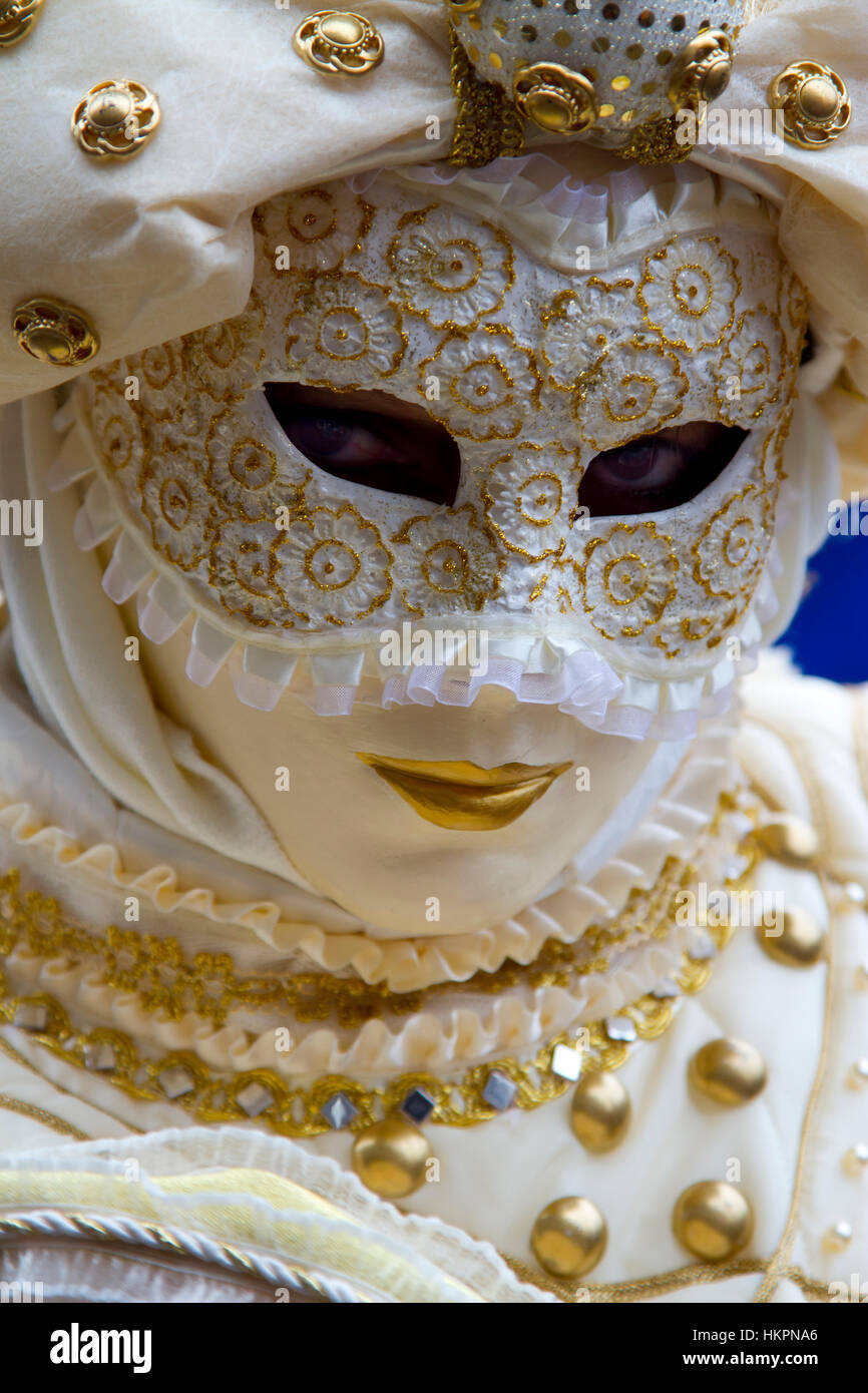 Las personas con máscaras y disfraces de carnaval Fotografía de stock -  Alamy