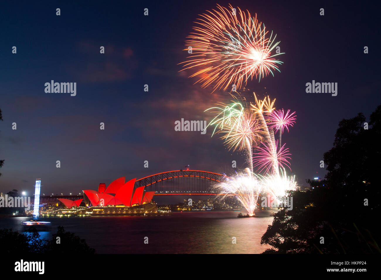 Fuegos artificiales de Año Nuevo Chino en Sydney Harbour Bridge y la Opera House con encendido en rojo para la ocasión de enero de 2017 Sydney, NSW, Australia Foto de stock