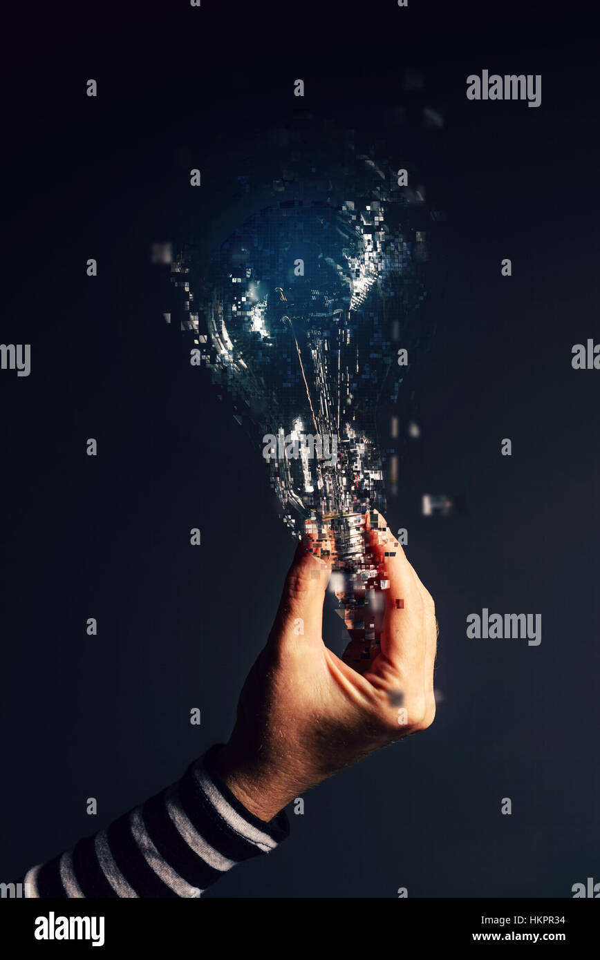 Las nuevas ideas y el pensamiento creativo, la bombilla en la mano femenina Foto de stock