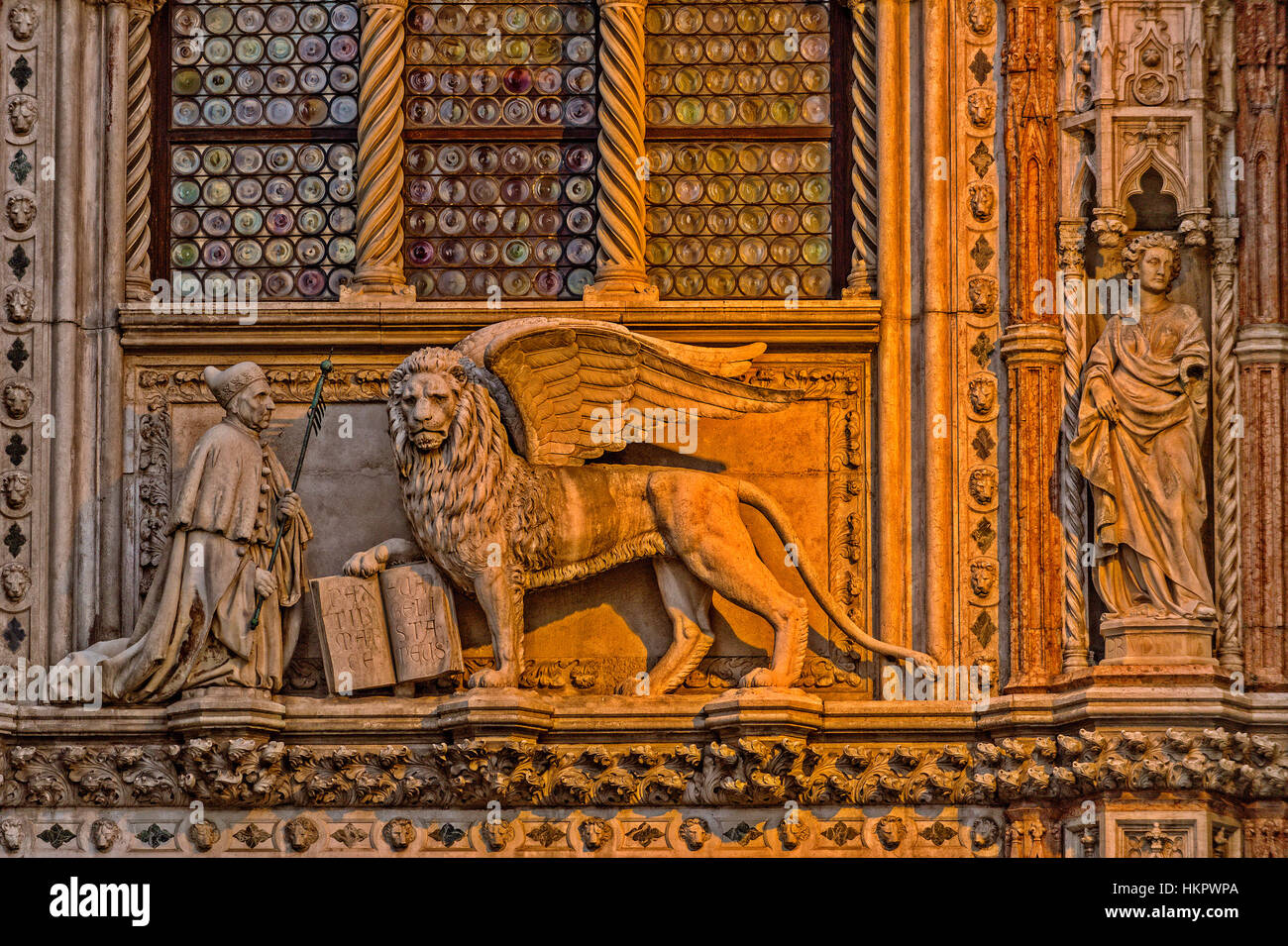 Italia Veneto Venecia Piazzetta San Marco Porta della Carta frente al Palazzo Ducale - Esculturas de San Marcos y el león alado de San Marcos Foto de stock