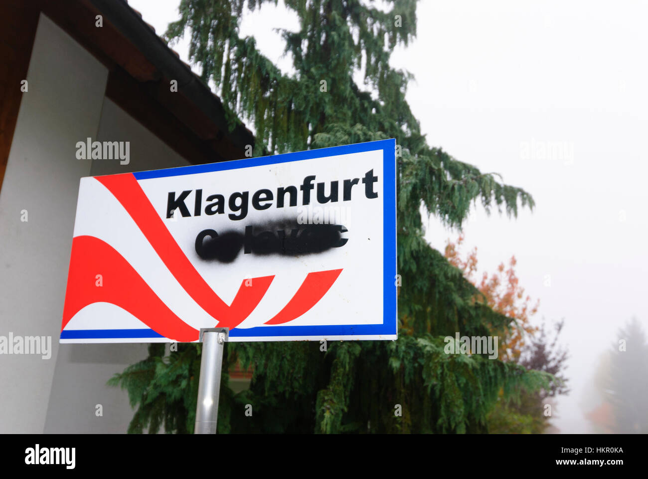 Klagenfurt: Bilingüe firmar con el nombre esloveno Celovec en el jardín de una casa privada, presumiblemente por un oponente usando la lengua eslovena, , Foto de stock
