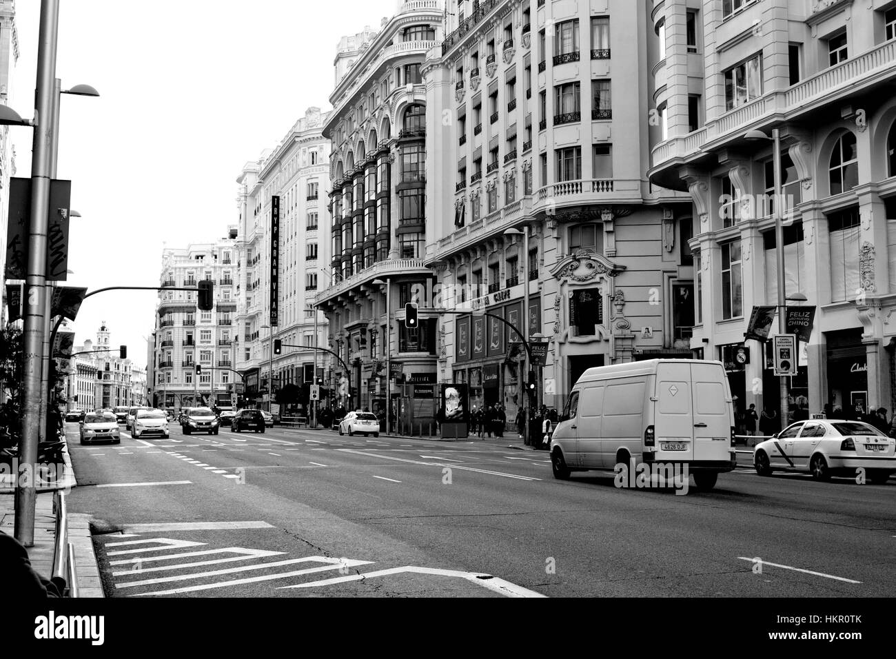 Blanco y Negro el tráfico de Gran Vía (Madrid, España, 2017). Foto de stock