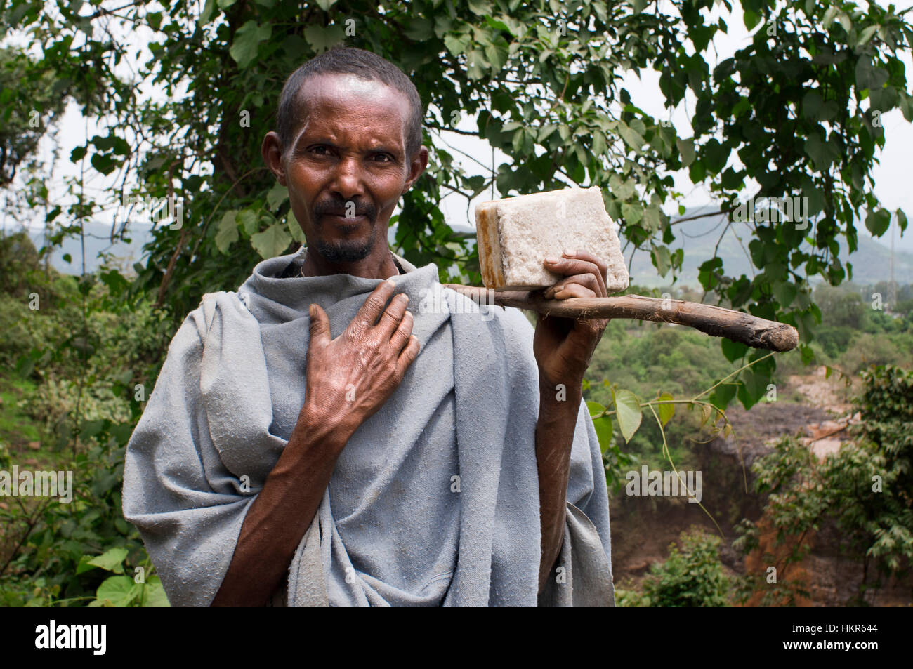 Hombre local en Tis Isat o Cataratas del Nilo Azul, Bahar Dar, Etiopía, África. Retrato de un etíope de la zona al pie de las Cataratas del Nilo Azul Foto de stock