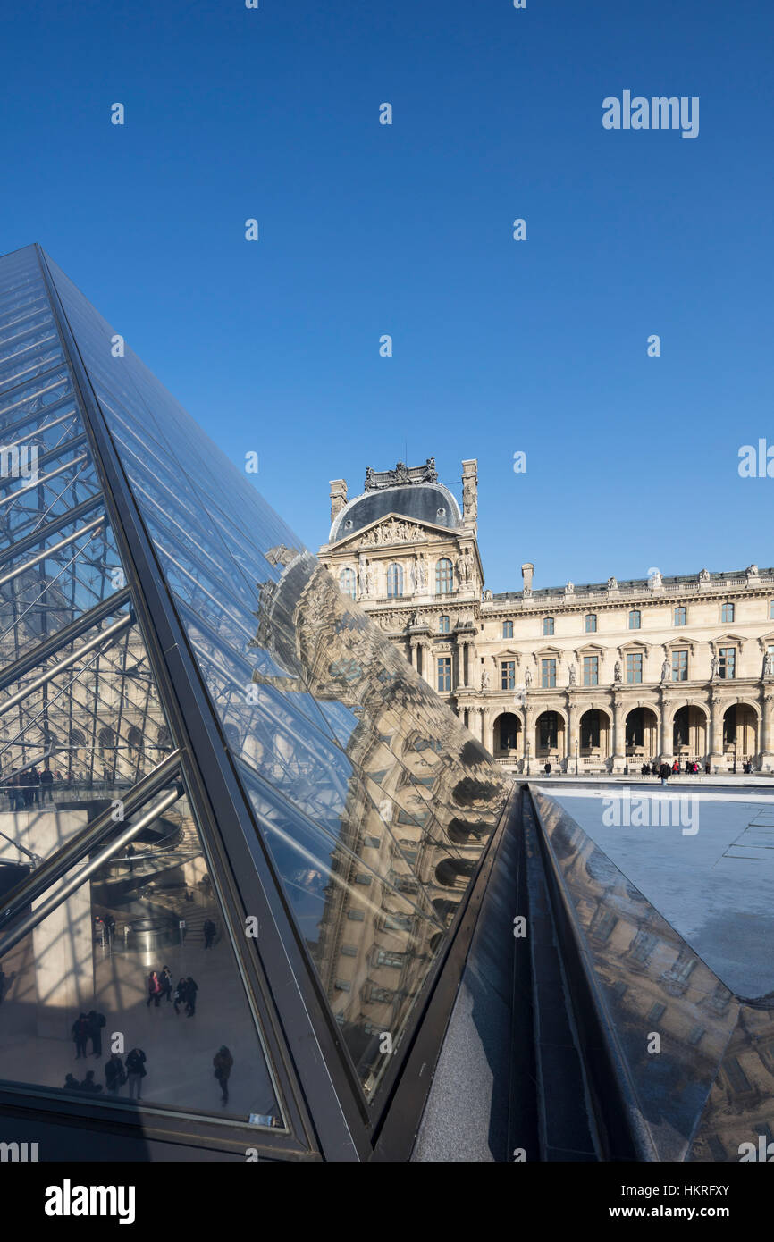 Palacio del Louvre, el museo y la pirámide, París, Francia Foto de stock
