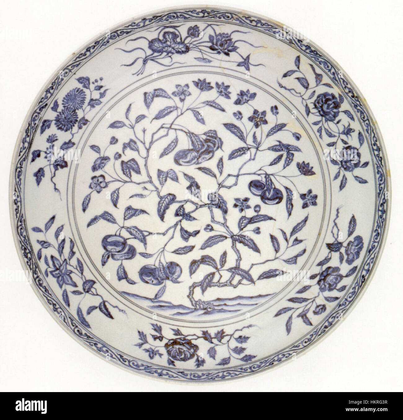 Platos chinos, dinastía Ming, Yung-lo período (1403-1424), la porcelana con underglaze azul, 23. (58,4 cm.) de diámetro, Academia de las Artes de Honolulu Foto de stock