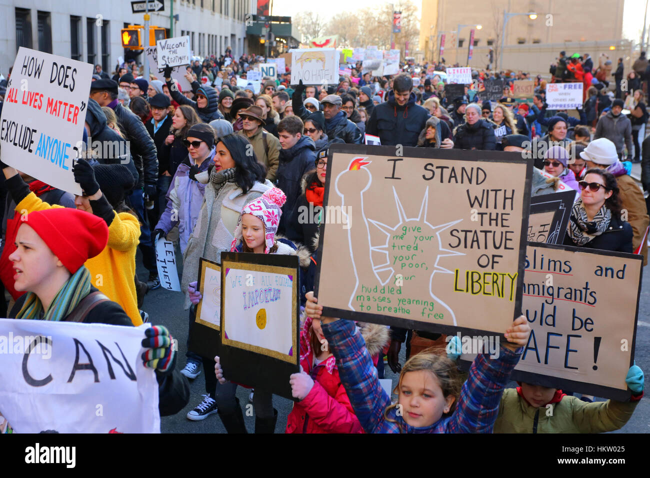 Nueva York, EE.UU. 29 de enero de 2017. La gente tiene señales, y marchando al edificio federal Jacob K. Javits en Foley Square. 29 de enero de 2017 Foto de stock