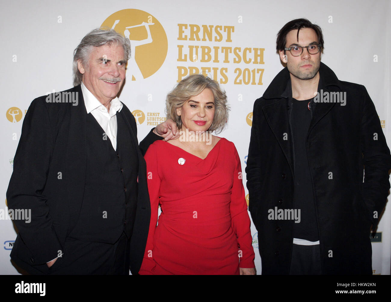 Berlín, Alemania. 29 ene, 2017. El actor Peter Simonischek Brigitte Karner, su esposa y su hijo Max llegan a la ceremonia de entrega del Premio Ernst Lubitsch en el cine Babylon en Berlín, Alemania, el 29 de enero de 2017. Foto: XAMAX/dpa/Alamy Live News Foto de stock