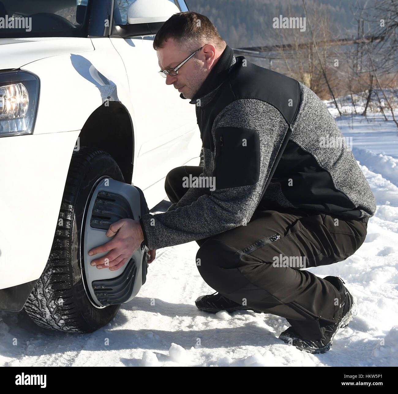 Cadenas para nieve automáticas (sistema) de la compañía IPG están montados  en el volante de un coche Skoda YETI en Vrbno pod Pradedem, República  Checa, el 30 de enero. 2017. Diseñador de