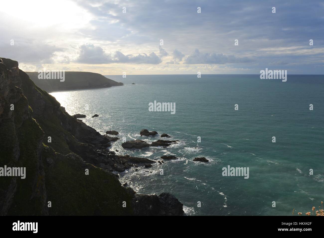 Vista del mar desde la costa, Cornwall, Inglaterra Foto de stock