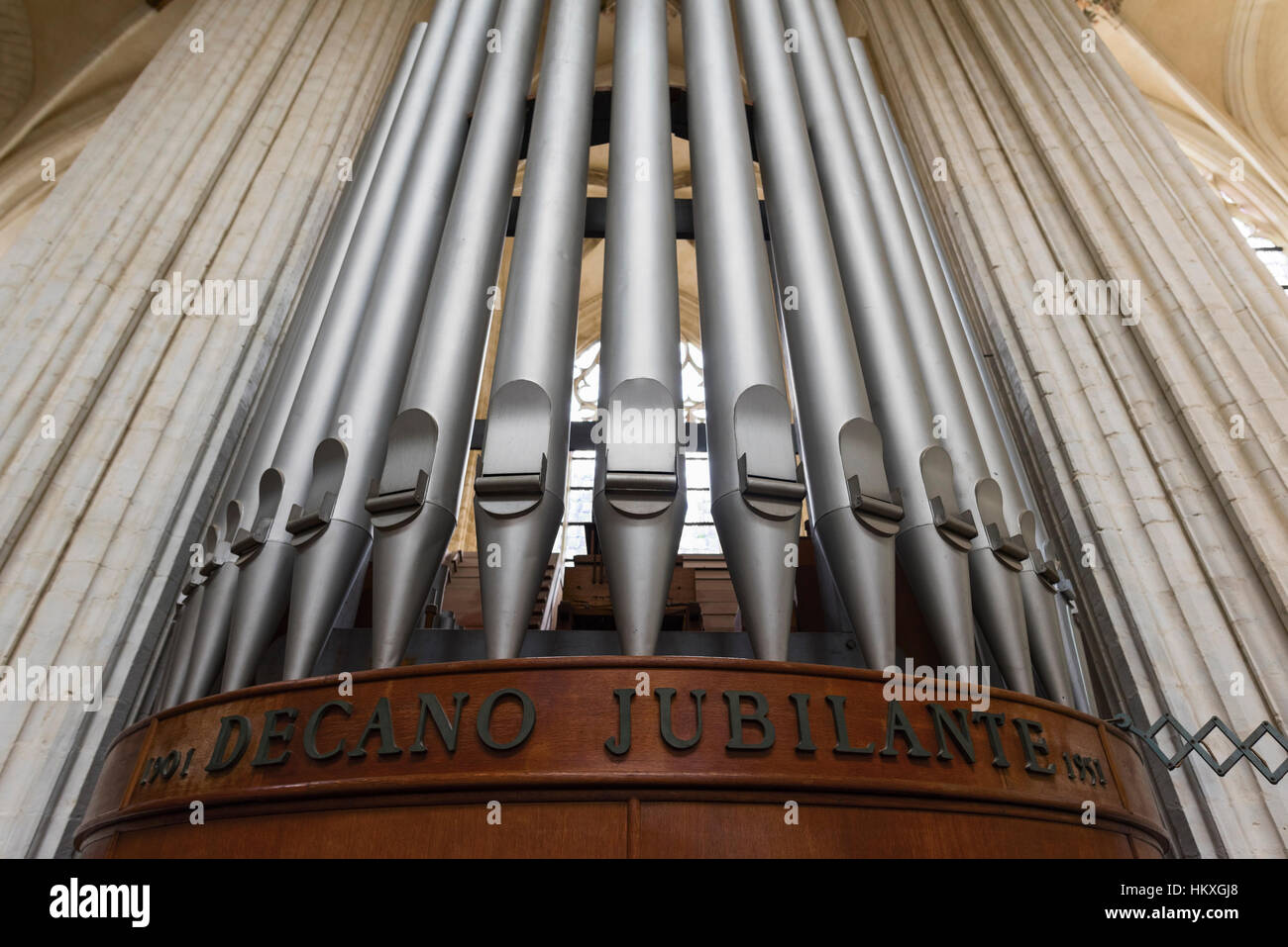 Órgano de tubos Sint Pieterskerk. La Iglesia de San Pedro de Lovaina en Bélgica Foto de stock