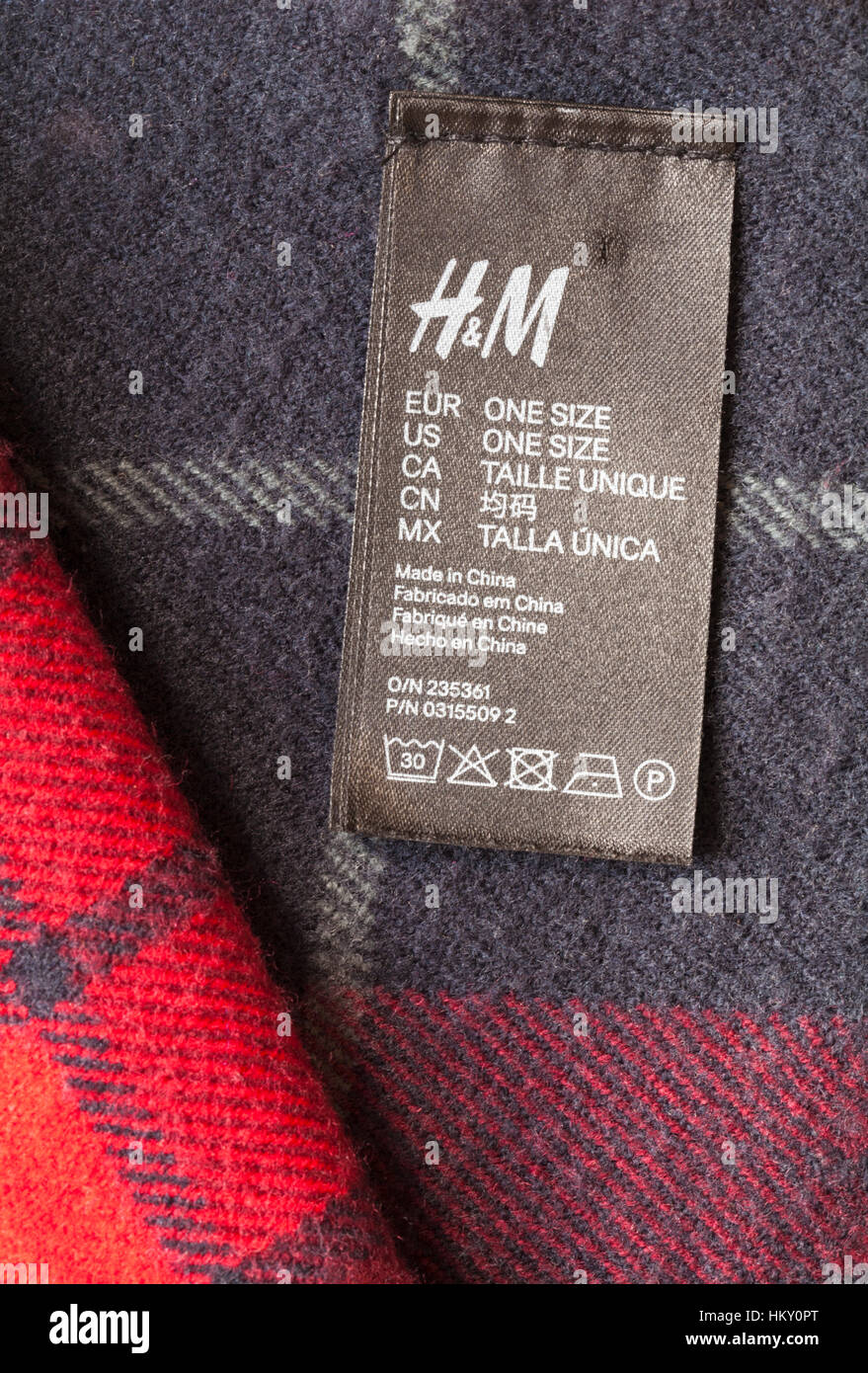 H&M una etiqueta de tamaño de tartan bufanda hecha en China traducido en  diferentes idiomas - vendido en el Reino Unido Reino Unido, Gran Bretaña  Fotografía de stock - Alamy