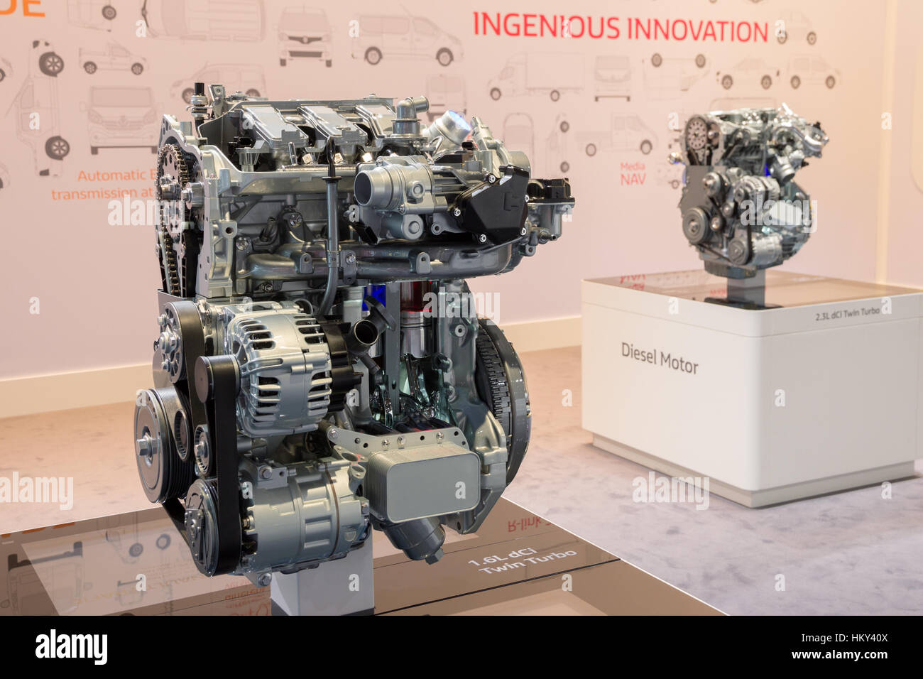 HANNOVER, ALEMANIA - Sep 21, 2016: nuevos motores diésel Renault muestra en el Salón Internacional del Automóvil para vehículos comerciales. Foto de stock