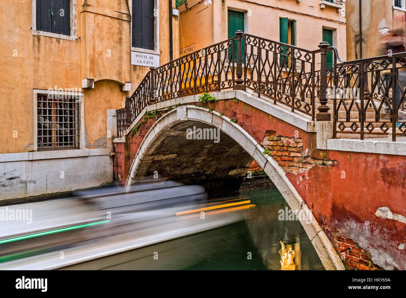 Símbolo De Leão Branco Da Serenissima Repubblica Que Significa Serena  República De Venice Em Itália Imagem de Stock - Imagem de céu, mastro:  260728331