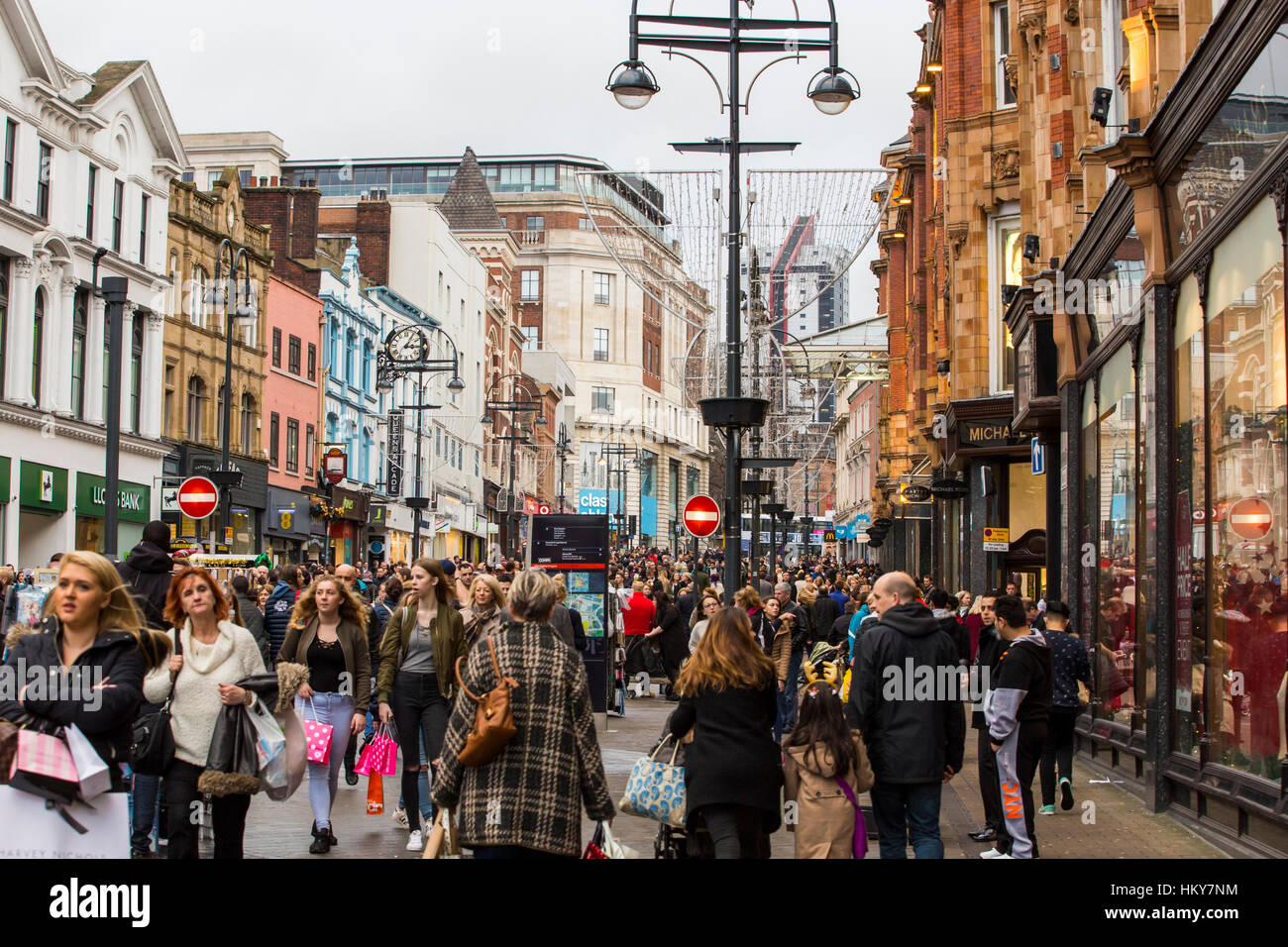LEEDS, Reino Unido - 19 de diciembre de 2015 compradores de Navidad en calles concurridas en Leeds durante el mes de diciembre Foto de stock
