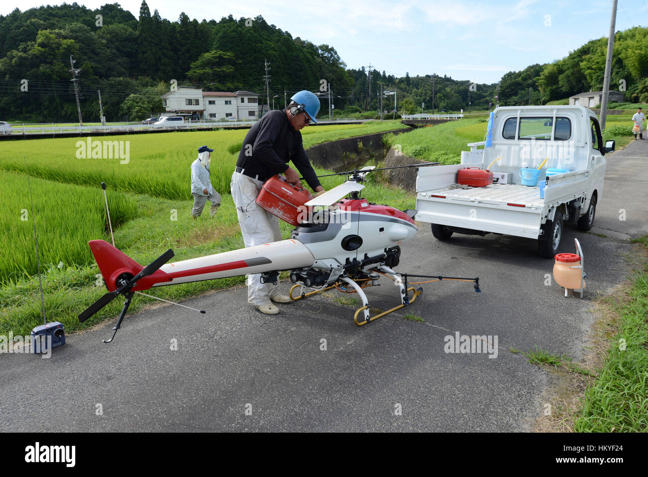 Helicóptero pilotado remotamente ser rellenado con gasolina Fotografía de  stock - Alamy