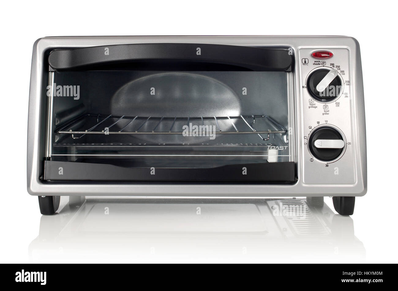 Vista frontal de un horno tostador de acero inoxidable Fotografía de stock  - Alamy