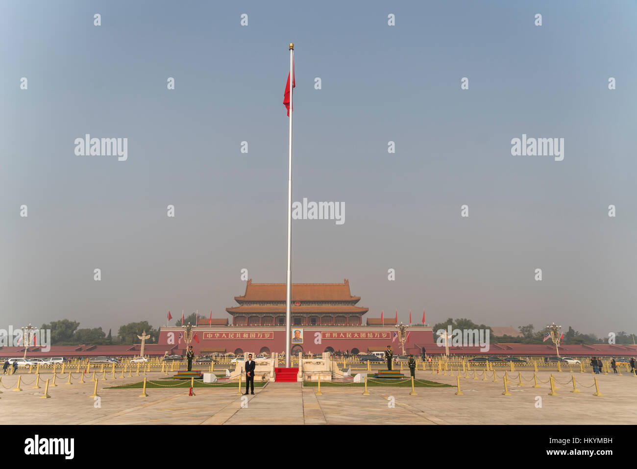 La bandera nacional en la plaza de Tiananmen, Pekín, República Popular de China, Asia Foto de stock