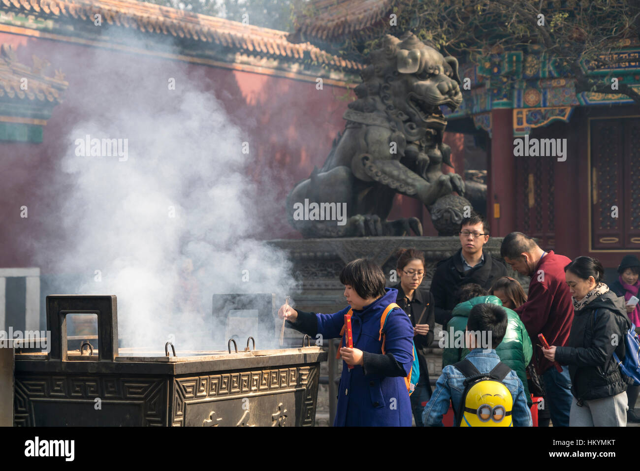 Los fieles de Yonghe o templo Lama en Beijing, República Popular de China, Asia Foto de stock