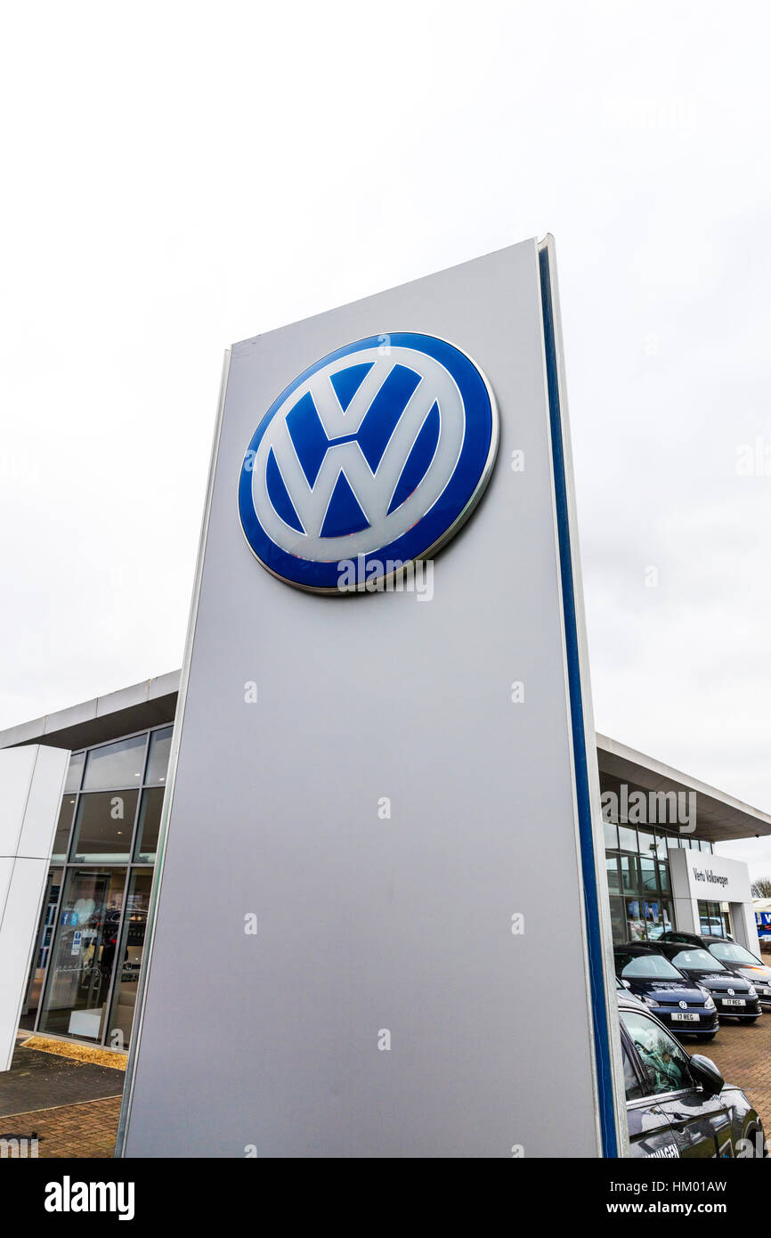 VW Volkswagen distribuidor concesionario firmar ventas coches emblema del distribuidor de coche Foto de stock