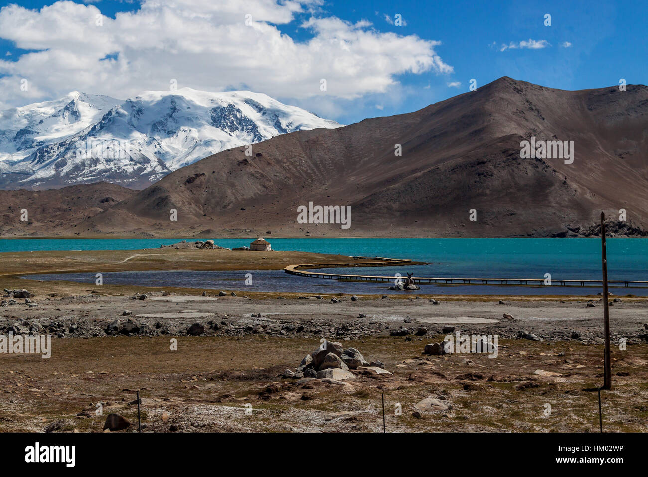Maztag Ata Montaña. Paisaje alrededor del lago KaraKul, Región Autónoma de Xinjiang, China. (Kirghiz: "Lago negro") Foto de stock