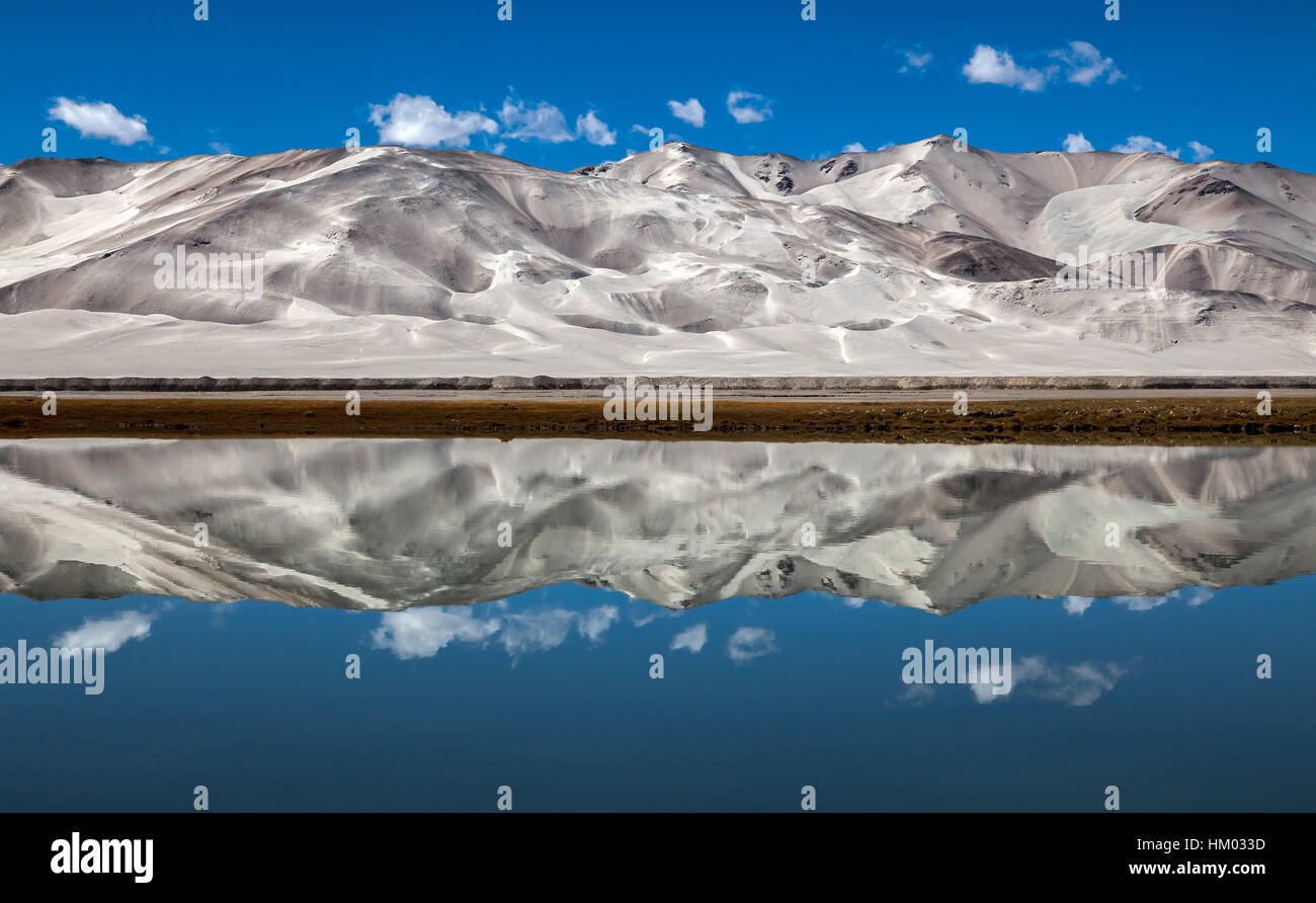 Los lugareños lo llamaban Sand Lake. Es un desierto de alta montaña con un pequeño lago salado (Lago Blungkol), Karakoram Highway. Xinjiang. China. Foto de stock
