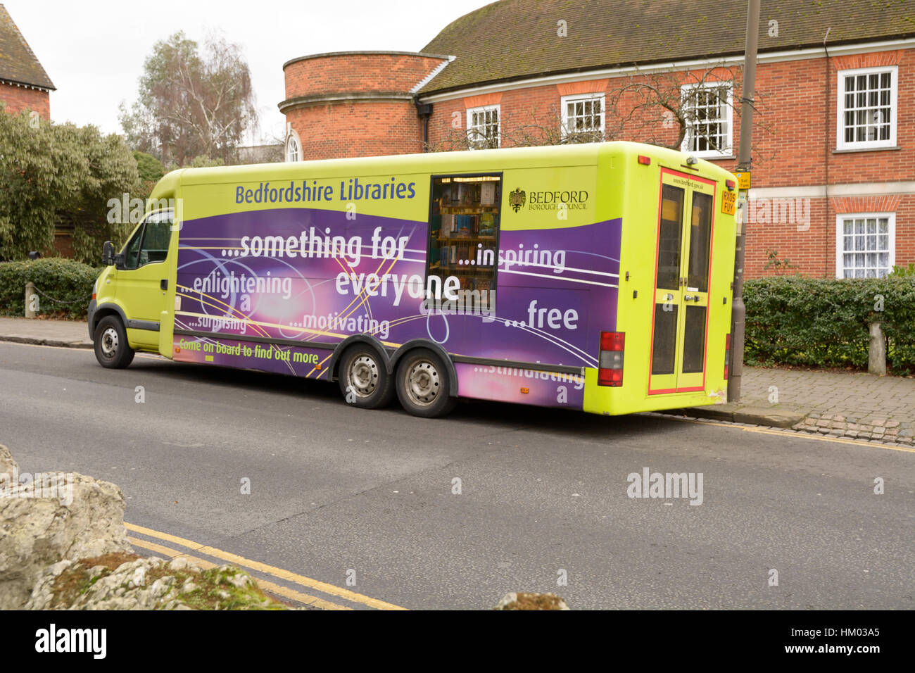 Biblioteca móvil vehículo aparcado fuera del edificio de vivienda asistida en Bedford, Bedfordshire, Inglaterra Foto de stock