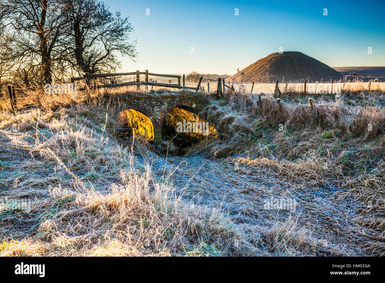 Una helada mañana en Silbury Hill, en Wiltshire. Foto de stock
