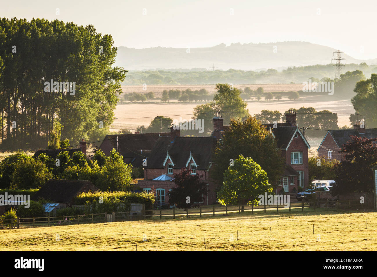 A finales del verano inglés típico paisaje de colinas y campos de cultivo, en Wiltshire, Inglaterra. Foto de stock
