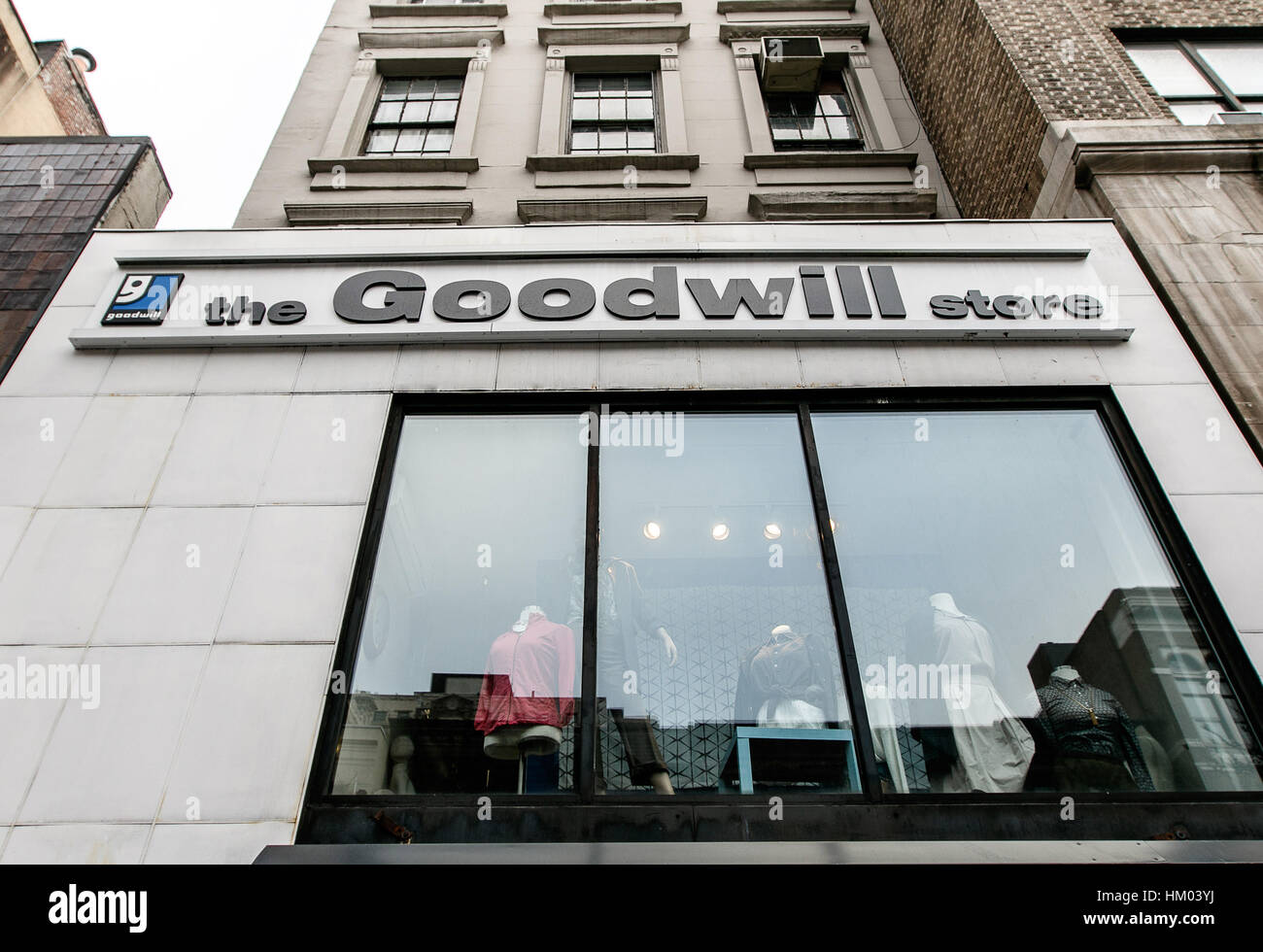 La ventana frontal de una tienda de buena voluntad West 72 Street en Manhattan. Foto de stock