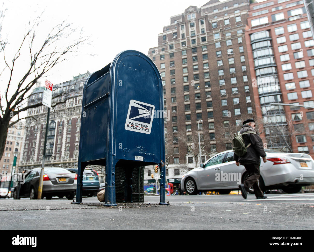 Un cuadro del Servicio Postal de los Estados Unidos destaca sobre la acera en la Avenida Amsterdam en Manhattan. Foto de stock
