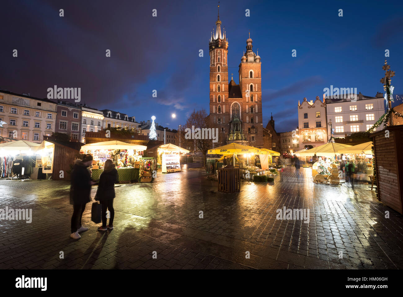 La Basílica de Santa María y los mercados de Navidad de Cracovia, Polonia. Foto de stock