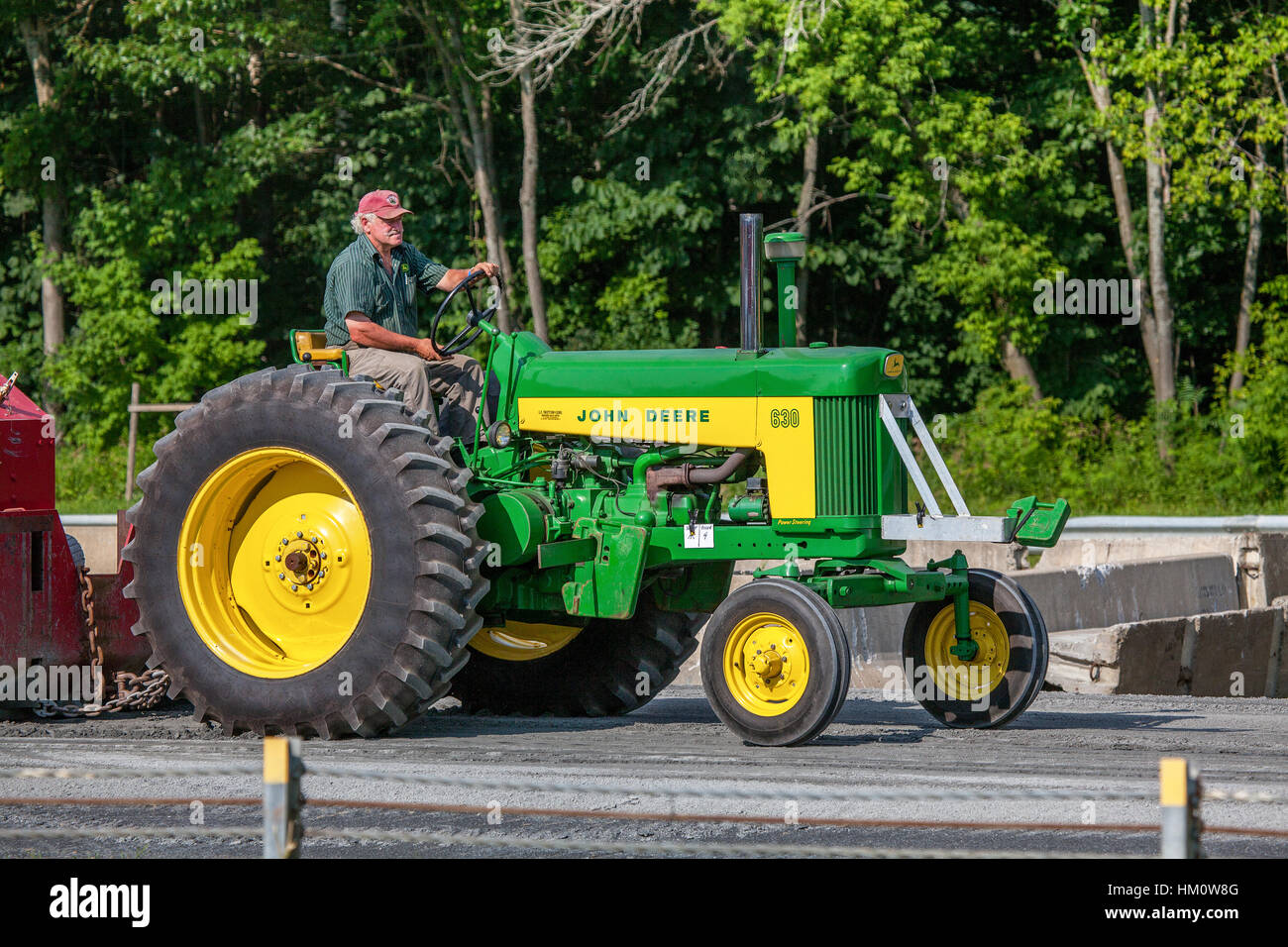 Un granjero conduce su tractor John Deere modelo 630 en el concurso tirando en el Connecticut Valley Fair en Bradford, VT, ESTADOS UNIDOS. Foto de stock
