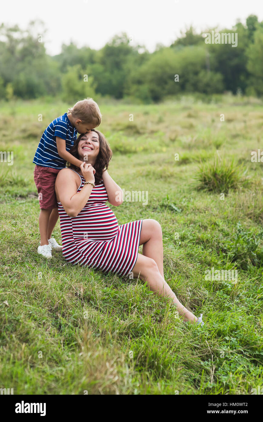 Chico Besando A Su Madre Embarazada Feliz Madre Y Su Hijo Fotografía De Stock Alamy 