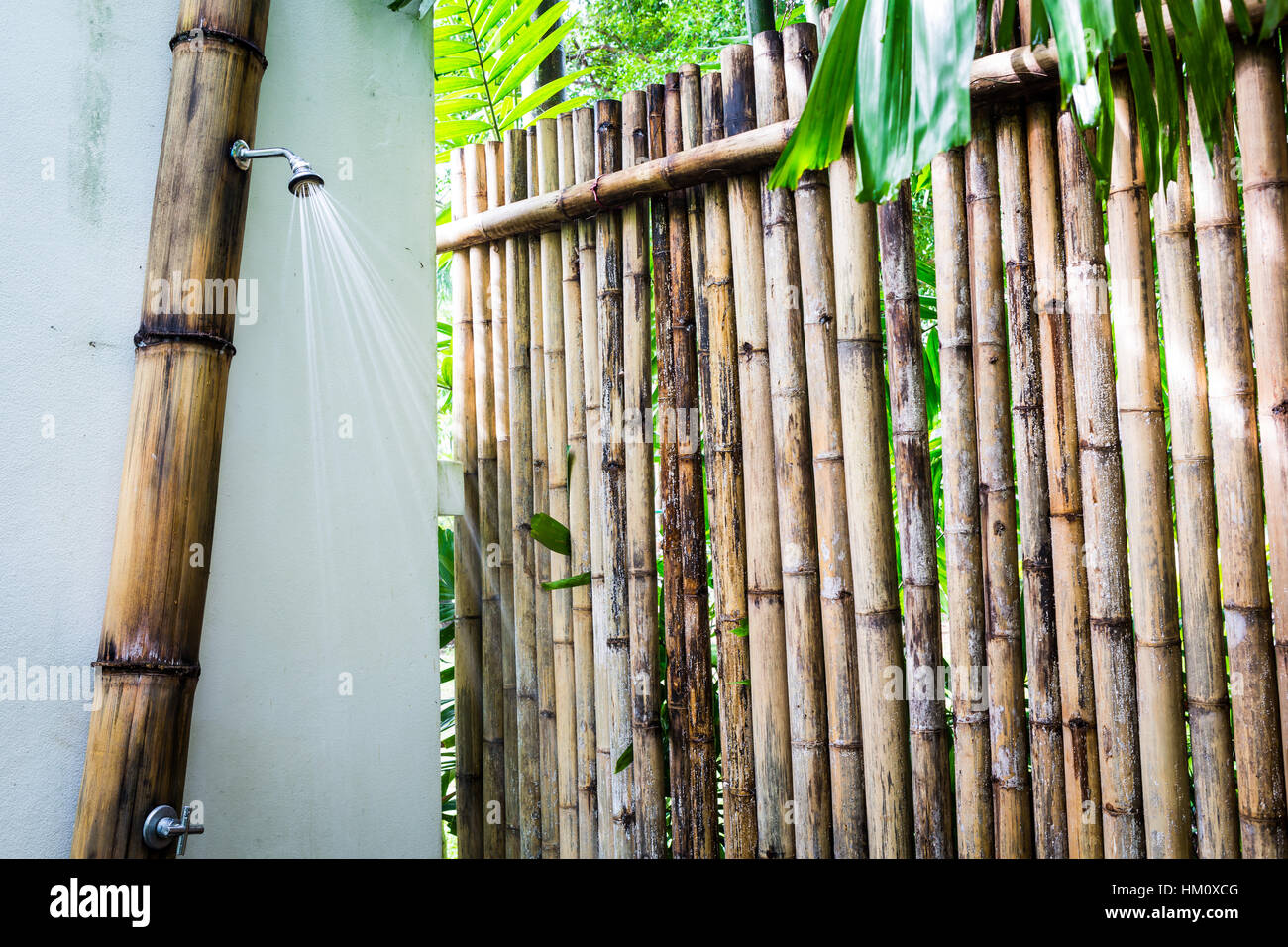 Ducha exterior tropical rodeado con paredes de bambú Fotografía de stock -  Alamy