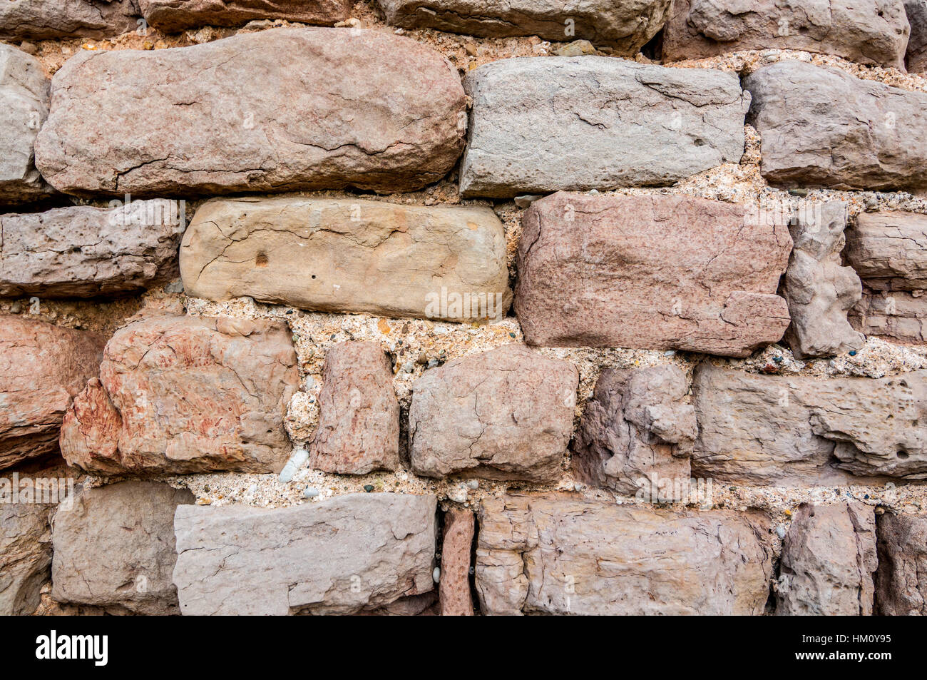 Muro de piedra de una torre del siglo décimo, Castellnou de Bages, Cataluña, España Foto de stock