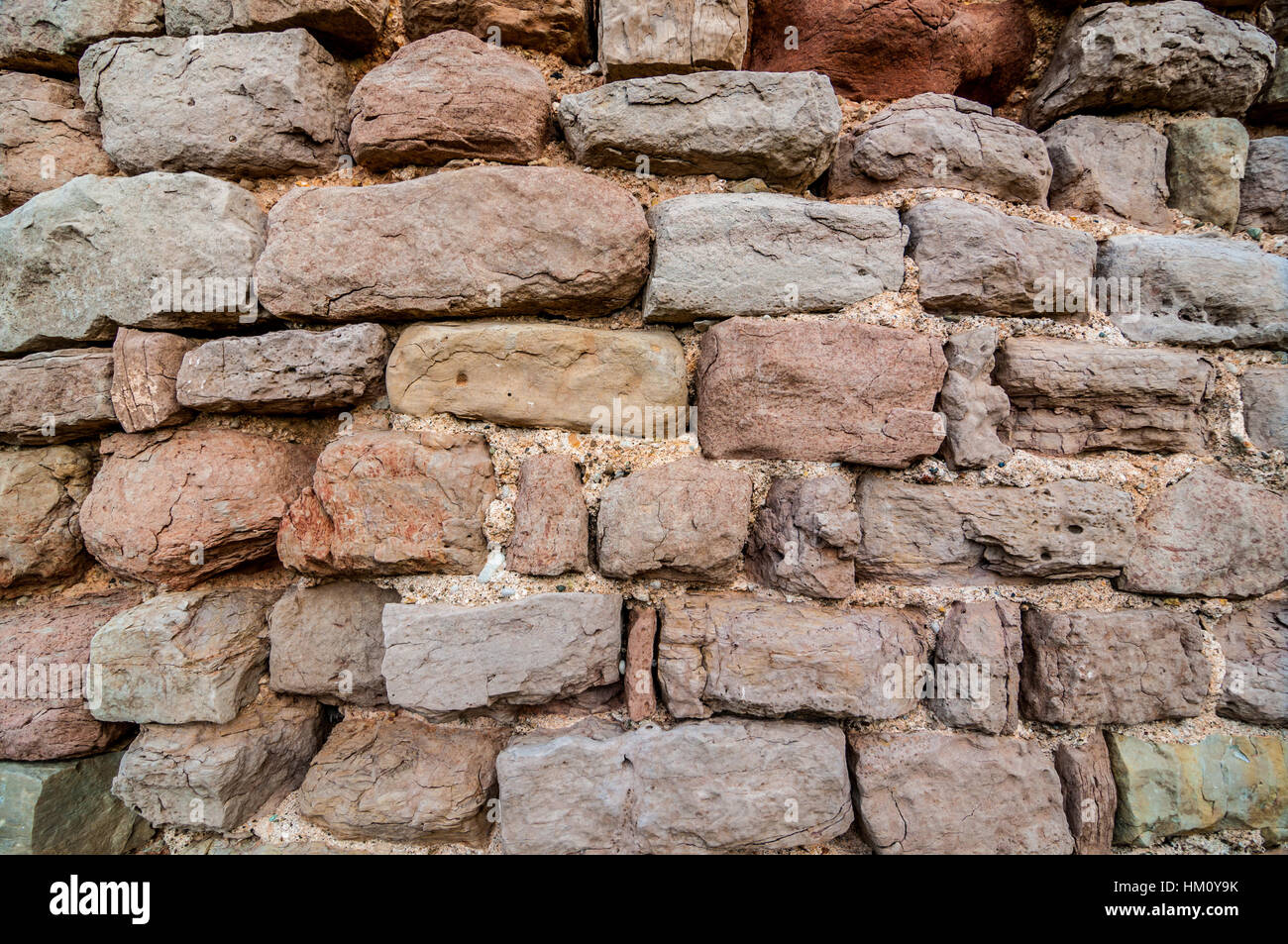 Muro de piedra de una torre del siglo décimo, Castellnou de Bages, Cataluña, España Foto de stock