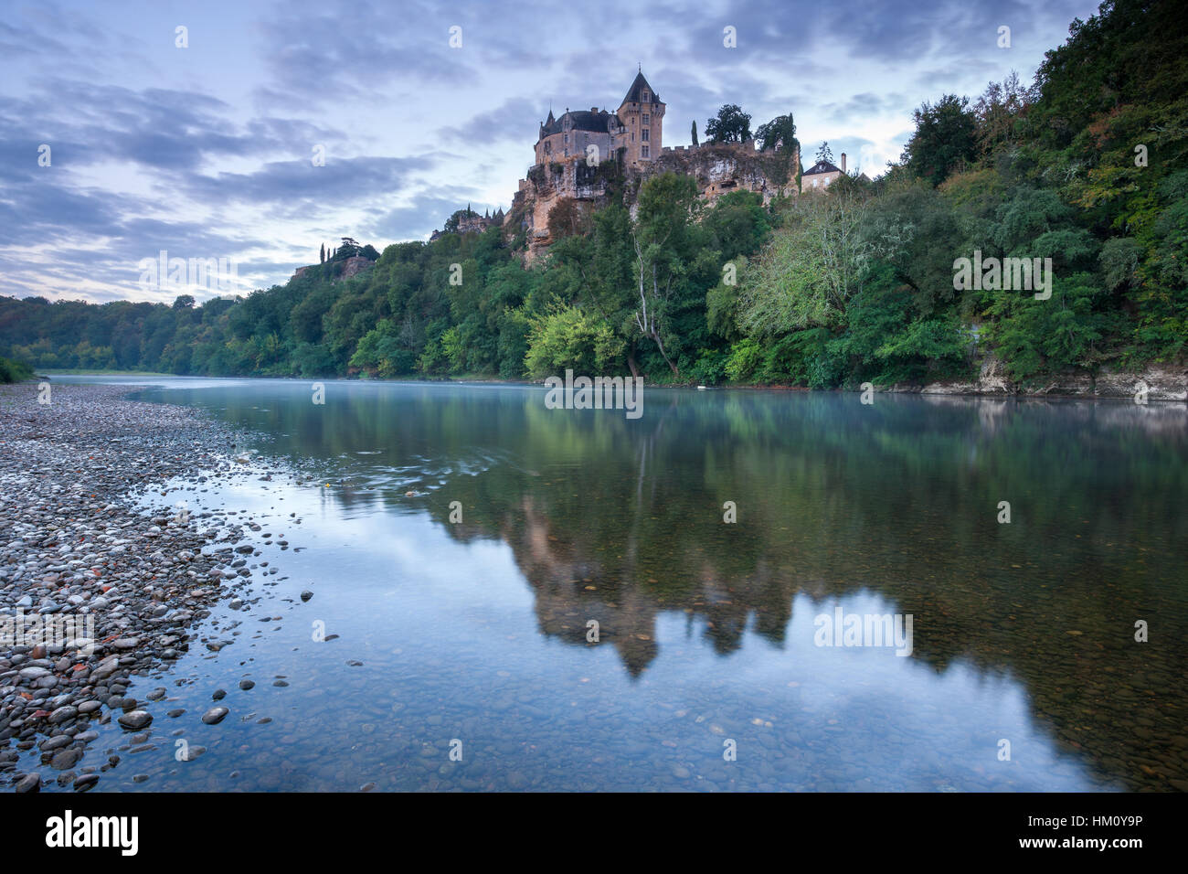 Chateaux Monfort y el río Dordogne al amanecer con un cielo de Moody y una fina capa de niebla Monfort Dordogne France Foto de stock